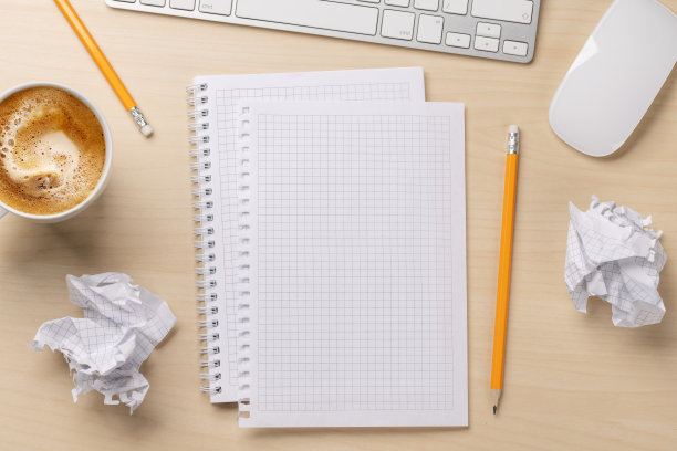 俯视图是空白的记事本、键盘、咖啡和皱巴巴的纸张图片下载