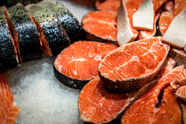 切片生的，没有煮熟的鲑鱼，红色的鱼，躺在超市柜台上的冰块上图片下载
