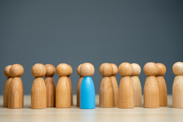 蓝衣人从队伍中走出来。志愿者。进取的人。一个特别的领导和有前途的团队负责人。勇气、信心和对新挑战的热情。企业管理图片下载