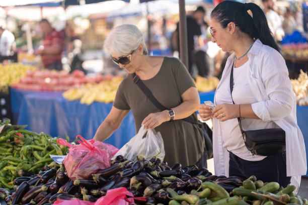 年长女性和朋友在农贸市场购物照片图片下载
