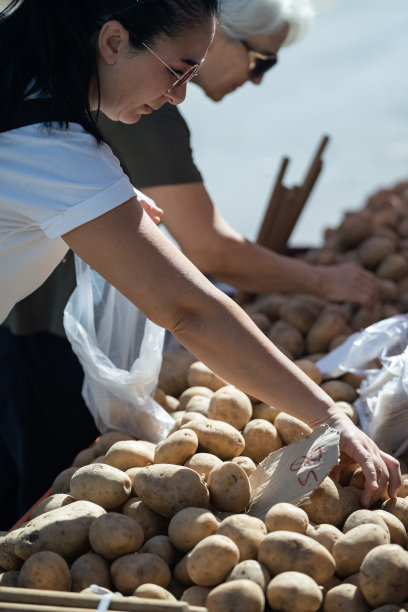 年长女性和朋友在农贸市场购物照片图片下载