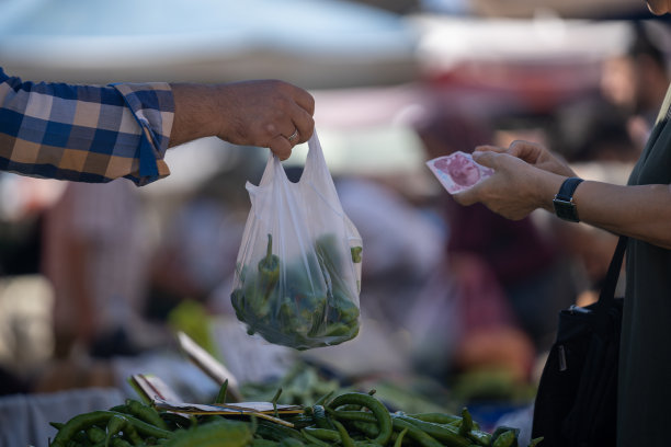 在农贸市场，人们的手互相赠送和索取土耳其里拉的特写照片图片下载