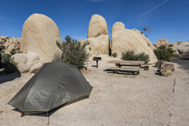 在乔舒亚树国家公园巨石营地的沙漠帐篷露营图片下载