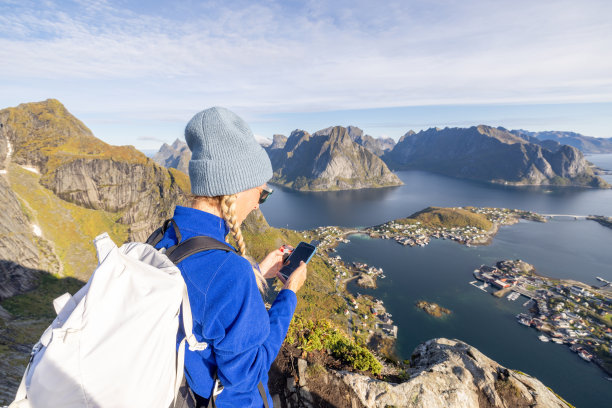 一位徒步旅行者用她的手机拍下了挪威美丽的风景图片下载