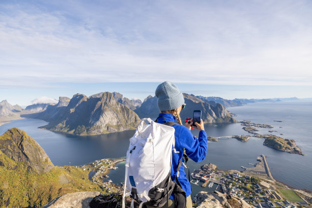 一位徒步旅行者用她的手机拍下了挪威美丽的风景图片下载