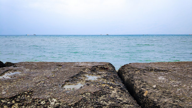 海边堤岸破旧的混凝土码头，暑假雨后的岸边。优美的自然景观图片下载