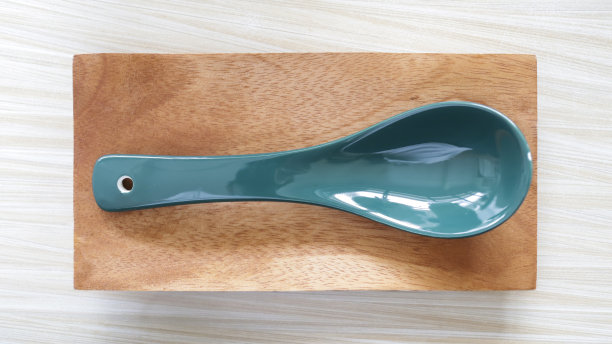 汤勺放在桌上的木器上方。图片下载
