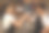 在巴厘岛一家传统咖啡馆工作的一名亚洲男子和一名女子。图片下载