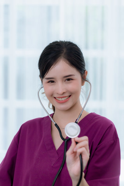 妇女保健工作者的肖像。女药剂师带着听诊器在养老院工作。图片下载