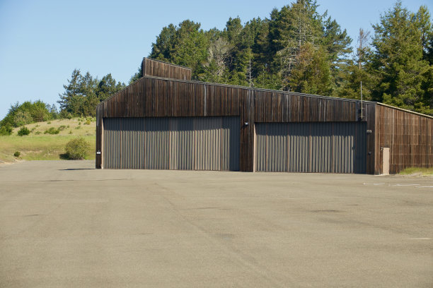 清晨阳光下的乡村飞机跑道和飞机机库图片下载