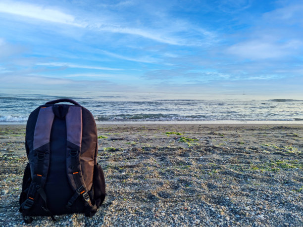 沙滩上的背包上有复印空间图片下载