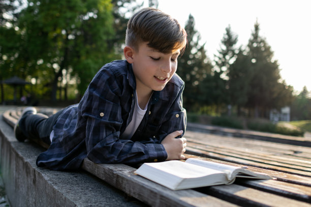 小学生在公园里看书图片下载