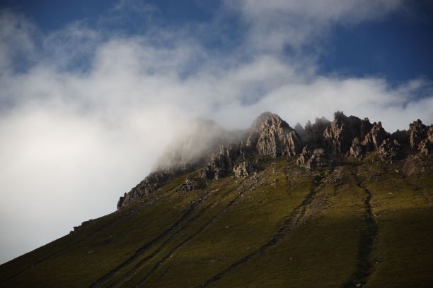 航拍的岩石山和广阔的绿色山谷。图片下载
