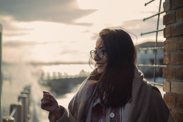 深色头发的年轻女子的肖像。图片下载