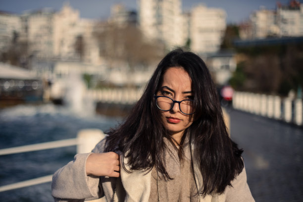 深色头发的年轻女子的肖像。图片下载