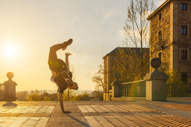 小男孩在街上跳舞图片下载