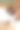 印度男子从羽绒被下穿过酒店双人床，拿着咖啡杯关掉床头柜上的智能手机闹钟的特写照片，重点放在前景图片下载