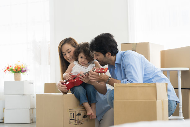 搬家、按揭、家庭、房地产概念。幸福的家庭，小女儿，蹒跚学步的小女孩搬进了新房子图片下载