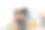搬家、按揭、家庭、房地产概念。幸福的家庭，小女儿，蹒跚学步的小女孩搬进了新房子图片下载