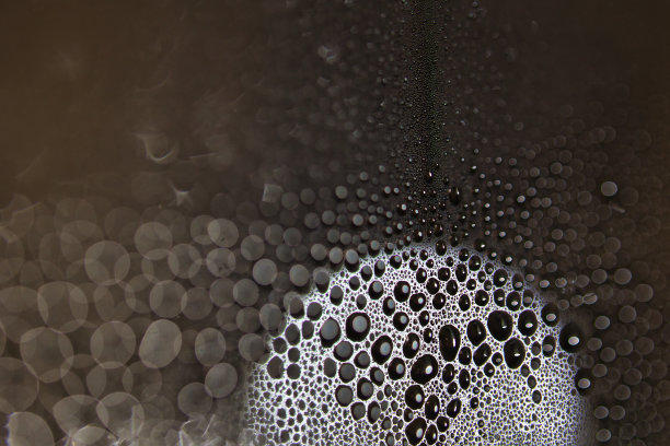 玻璃上水滴的微距镜头图片下载