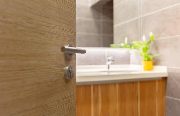 浴室的木门是开着的图片下载