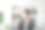 年轻的商人在现代办公室工作，用笔记本电脑，平板电脑和在纸上做笔记。图片下载