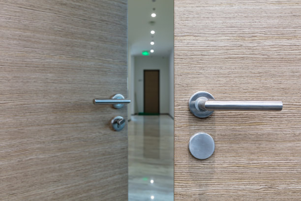 打开两扇木门可以看到走廊图片下载