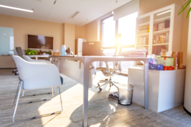 现代化的办公室内部，有窗户和桌椅笔记本电脑图片下载