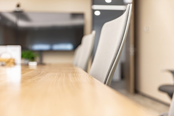 现代公司内部的椅子特写图片下载