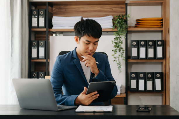 商务人士执行经理看着笔记本电脑观看在线网络研讨会培训或进行虚拟会议视频会议做市场研究在办公室工作。图片下载