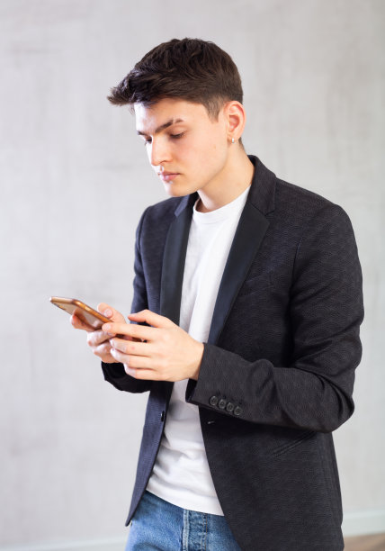 专注的年轻人在手机上写信息图片下载