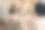 快乐的退休亚洲妇女喜欢在车间里插花。图片下载