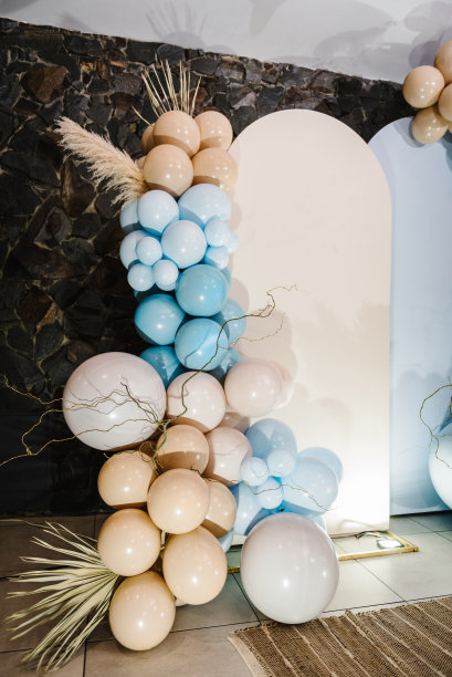 照片墙装饰空间或地方用米色、棕色、蓝色气球。庆祝洗礼的概念。男孩的生日聚会。时髦的秋天装饰与干树叶。有背景的拱门。婚宴图片下载