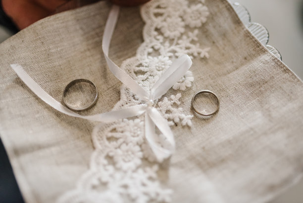 订婚结婚戒指。婚礼用的白金或银戒指。特写镜头。有选择性的重点。动态照片。前视图。图片下载