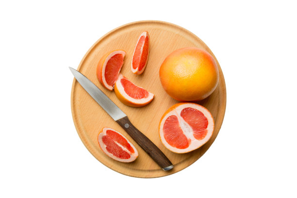 在白色背景上分离出新鲜的葡萄柚片。前视图。副本的空间。创意夏日概念。一半的柑橘在最小的平面上与拷贝空间图片下载