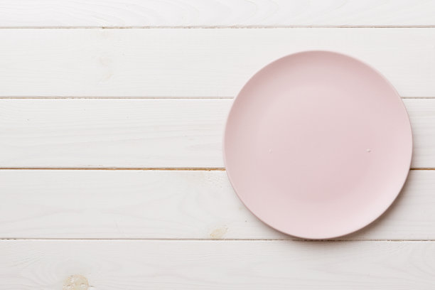 木制背景上的空粉红色板的顶视图。为你的设计留出空间图片下载