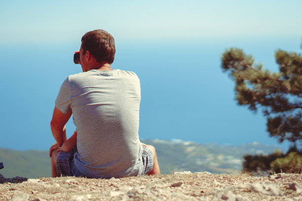 那家伙正坐着用望远镜看东西图片下载