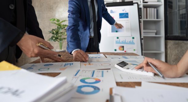 商务人士与同事在会议室一起工作，进行头脑风暴，讨论、分析和规划商业战略图片下载