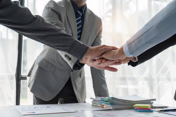 分析师业务团队在成功分析了业务战略和营销的财务仪表板文件后携手合作。团队合作，团结一致，团结一致图片下载