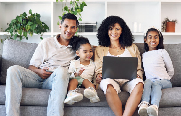 家庭，家庭和笔记本电脑用于沙发上的肖像，而在线用于教育，学习或电影。母亲，父亲和女孩一起在休息室与互联网游戏，质量时间和发展图片下载