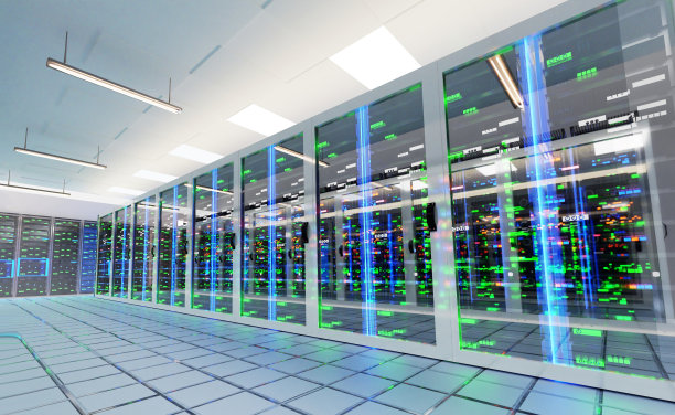 大型现代服务器室的内部，有一排排的机架柜，数据中心或矿场内部，有美丽的霓虹灯反射。图片下载