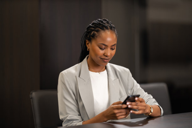 办公室里的非洲女商人图片下载