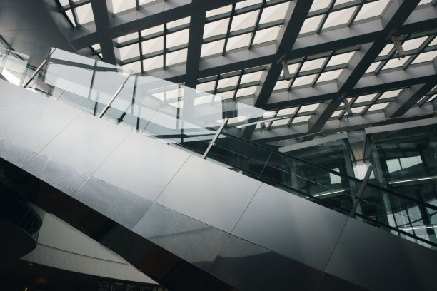 设施齐全的现代化商场电动扶梯。图片下载