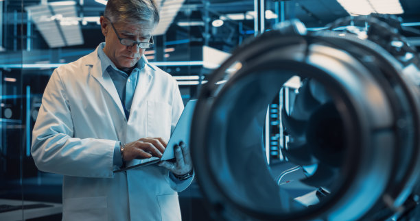 中年高加索工程师使用笔记本电脑，分析和研究未来涡轮发动机的工作原理。开发先进技术的高级经理图片下载