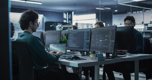 一群在研究中心工作的多元文化男性和女性，使用计算机运行高级软件，开发人工智能接口和神经网络区块链图片下载