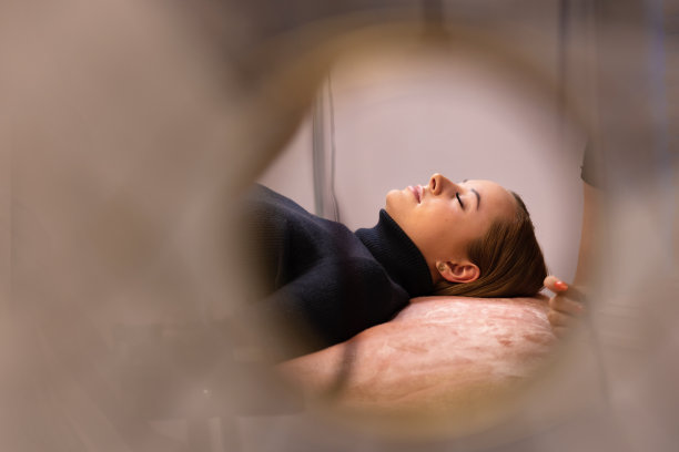 美丽的年轻女子躺在美容Spa的床上图片下载