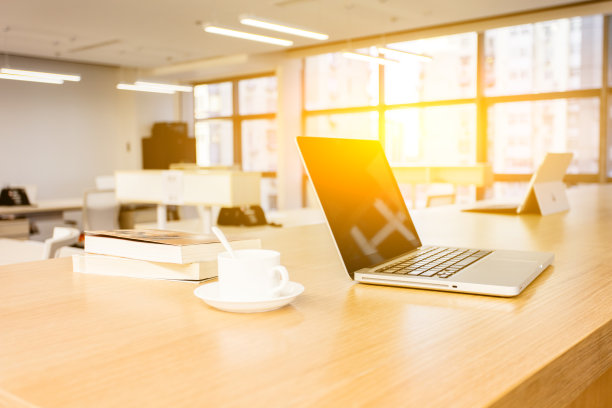 工作场所有笔记本电脑和咖啡图片下载