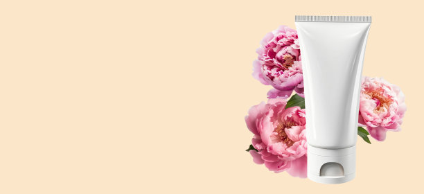 一个白色的空管和自然粉红色的牡丹在米色背景的模型。图片下载