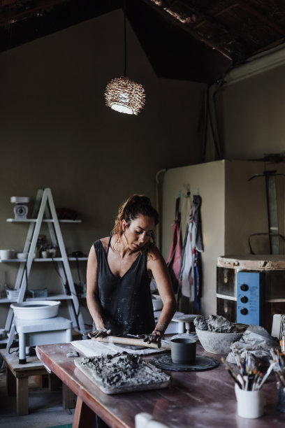 拉丁美洲年轻妇女在车间里用陶罐工作，在墨西哥从事陶瓷生意图片下载