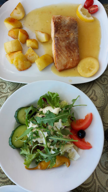 餐馆里木桌上的鸡肉蔬菜沙拉。特写照片。地中海食物。健康食品。维生素。图片下载